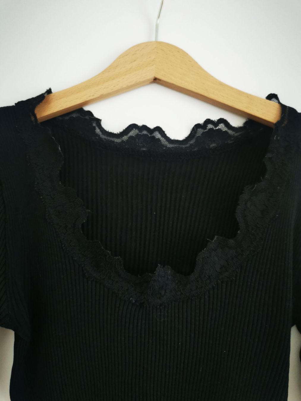 Pulls & Sweat-shirts: Rosamunde Pullover mit Spitze Schwarz Grösse 34 2 Stk – D'occasion à Niedergösgen par lil_s6k8 2