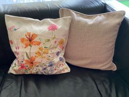 2er Set Sofa Kissenbezüge, neuwertig, Blumenmuster und Beige