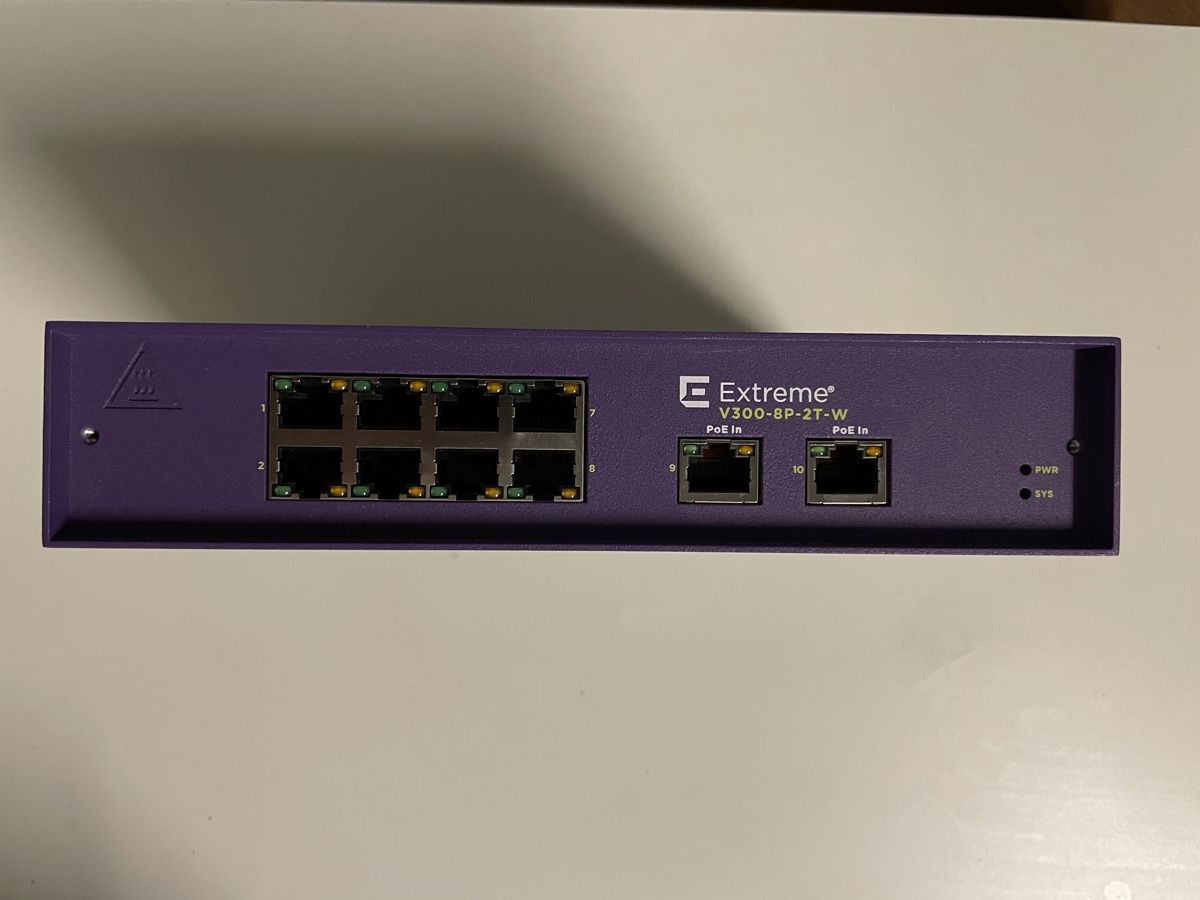 Hubs & Switches: Extreme V300-8P-2T-W Switch – Gebraucht aus Basel von Moehrli01