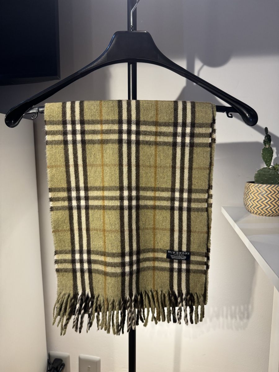 Burberry Foulards, Tücher & Schals: Écharpe Burberry originale – Gebraucht aus St-Maurice von Nikitas_P 1