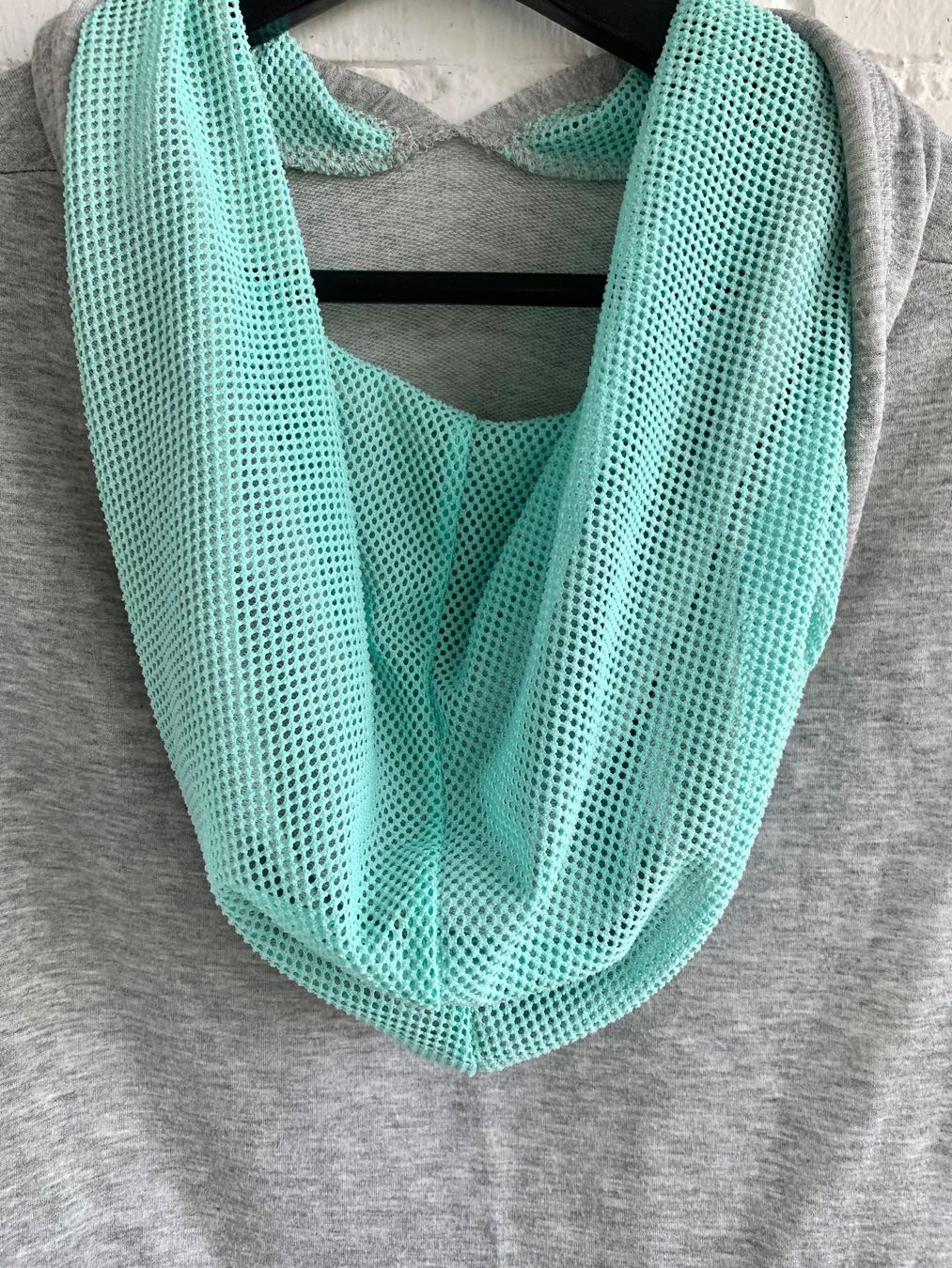 T-shirt: Graues Trainingsoberteil mit Kapuze – Usato da Bern venduto da Fraeuleinhonig 6