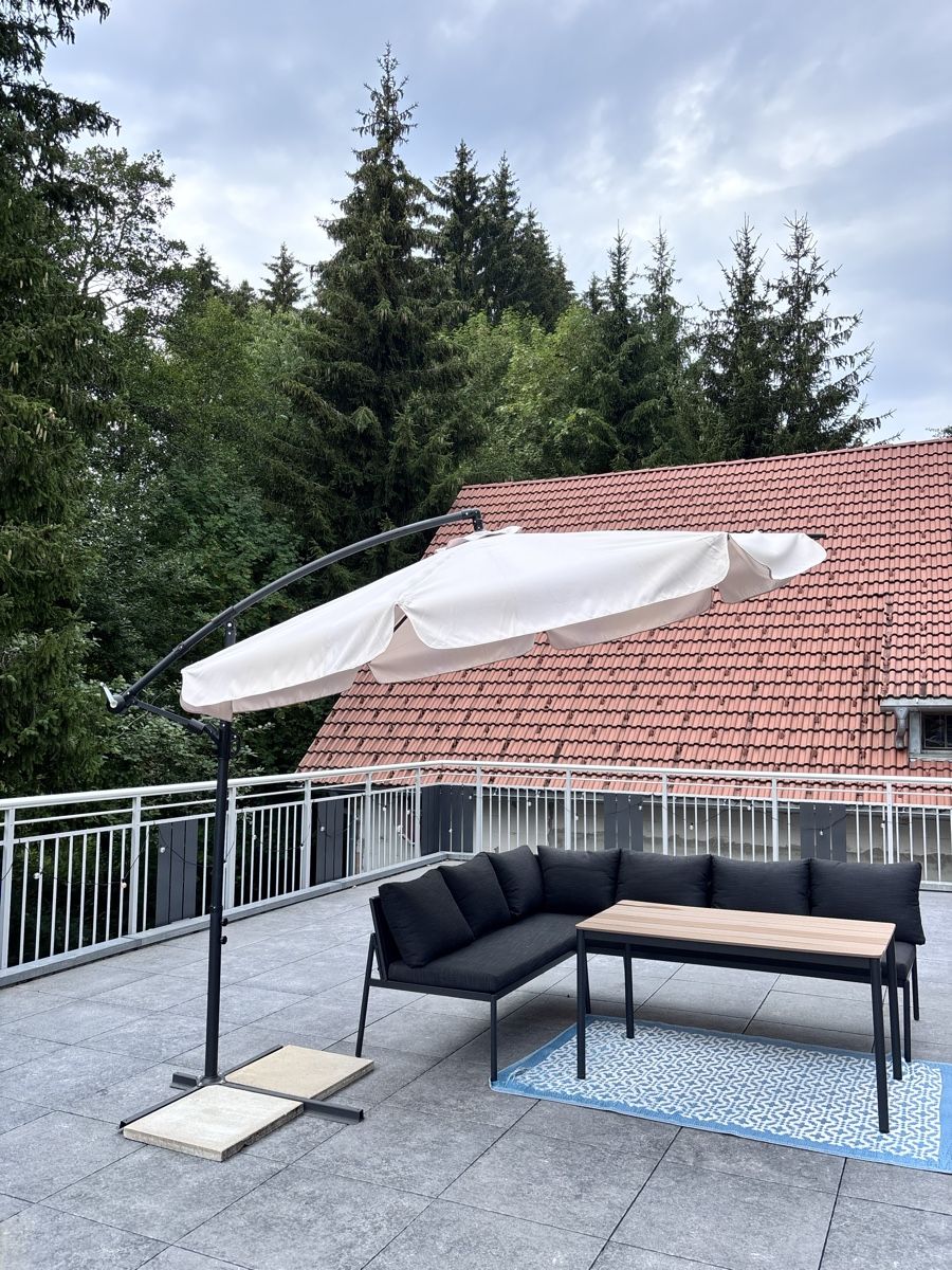 Set di tavolo e panche: Garten-Lounge-Set mit Sonnenschirm – Usato da Andelfingen venduto da mor_8mnl 1