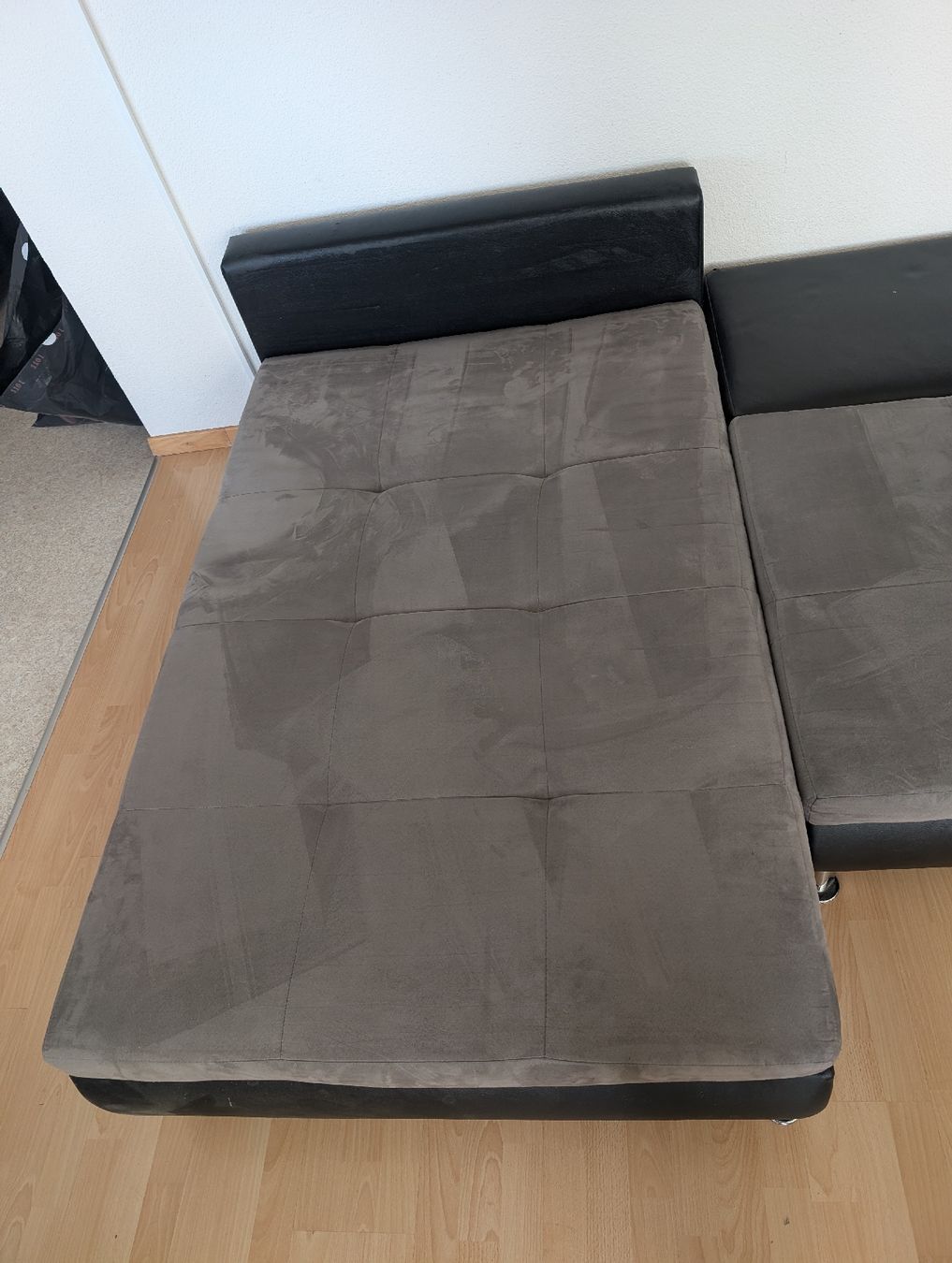 Sofas: Grosses Ecksofa mit Bettfunktion, Grau/Schwarz – Gebraucht aus Egolzwil von SharkyCH01 3