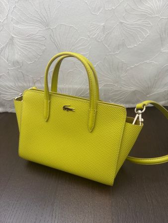 Sac Lacoste neuf avec bandoulière. VERT/jaune vif