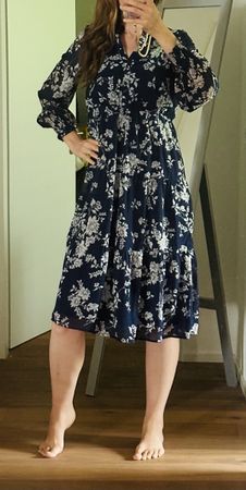 Dunkelblaues Blumenkleid