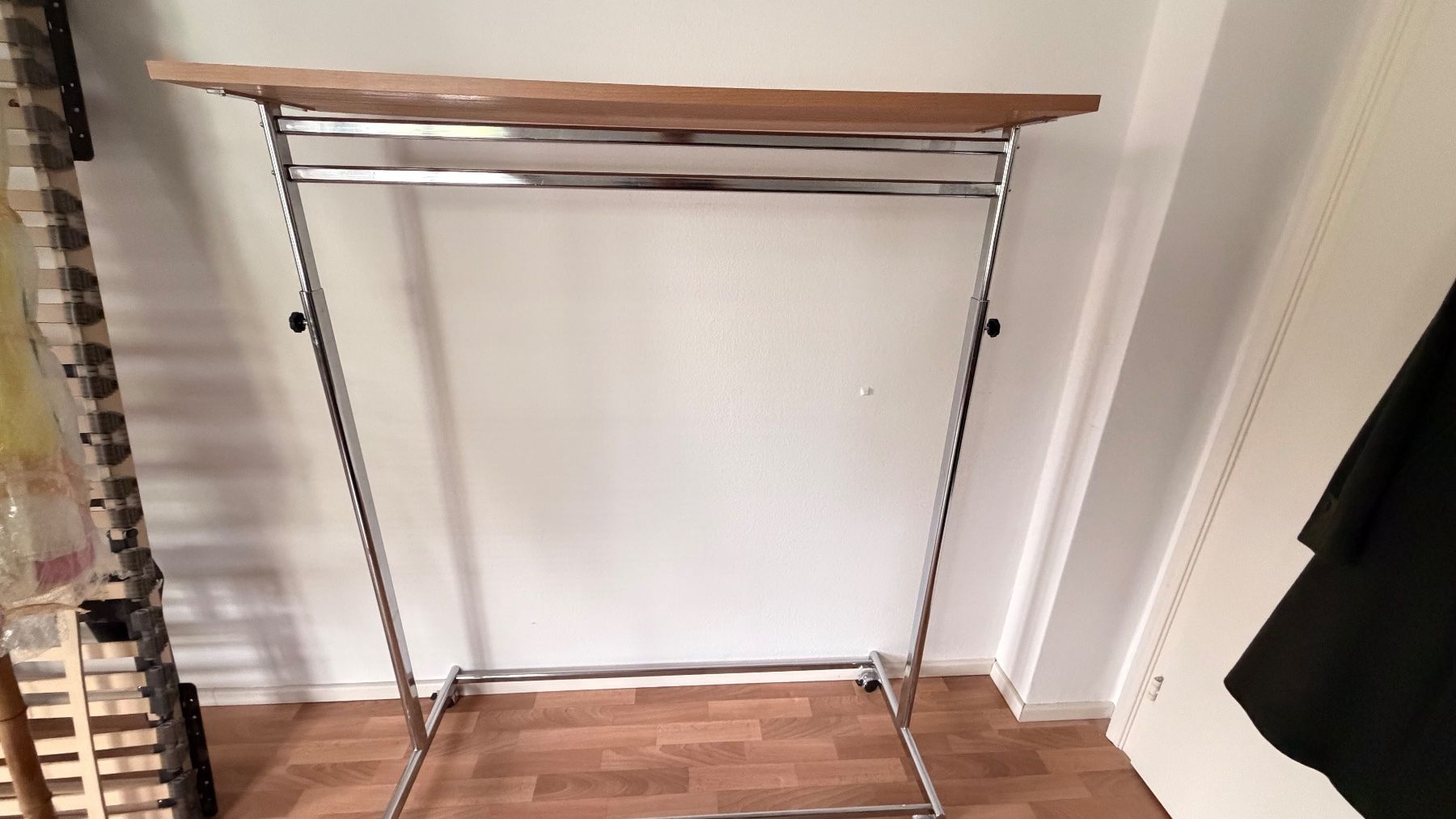 Guardaroba: Garderobe mit Tablar, auf Rollen – Usato da Zürich venduto da n_g_u