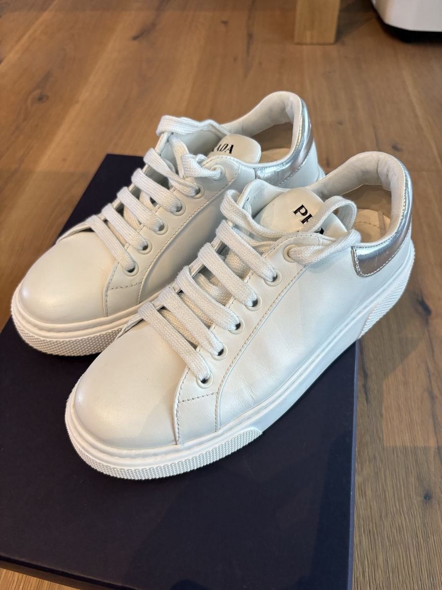 Prada Scarpe da donna: Prada sneakers white silver leather size 35 – Usato da Dübendorf venduto da Tony321 2