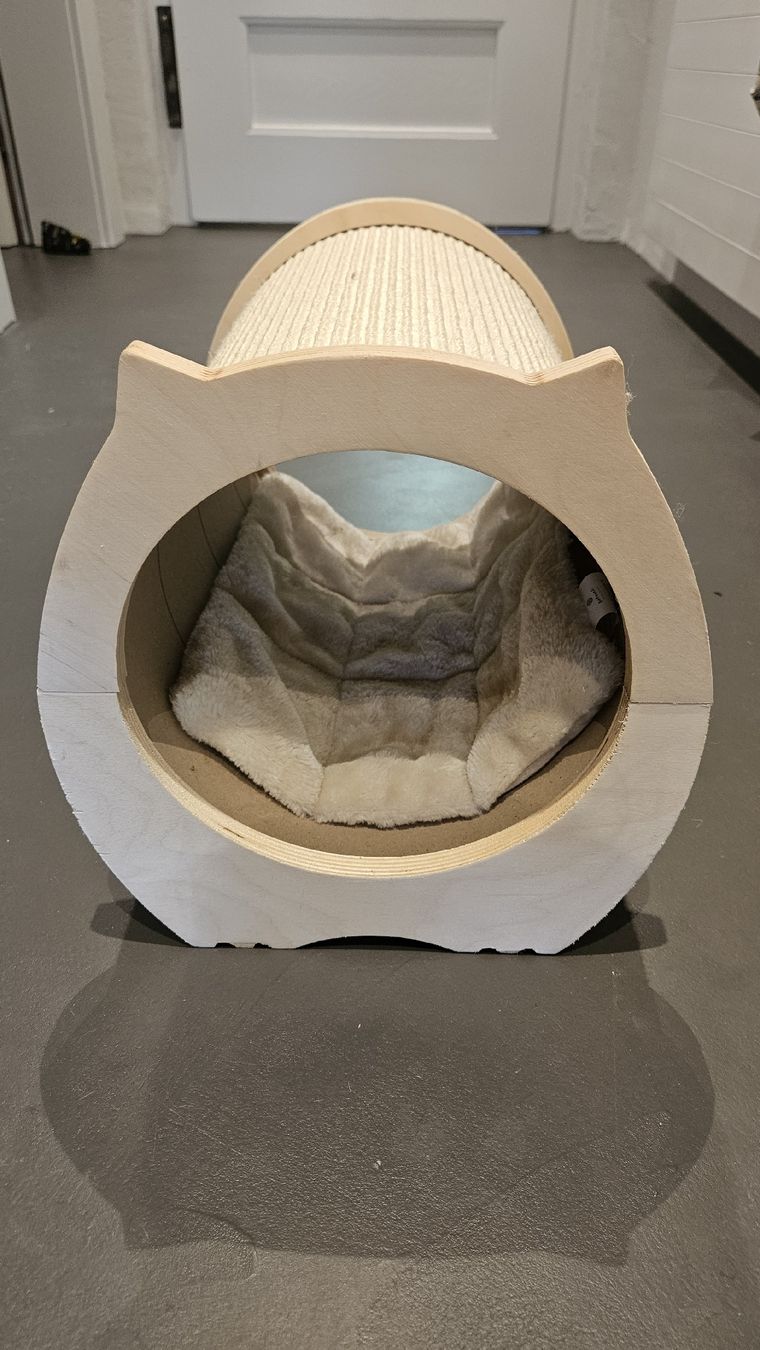 Katzenbaum - Kratzbaum: Kratzrolle mit Bett hellbeige – Gebraucht aus Wädenswil von doobe