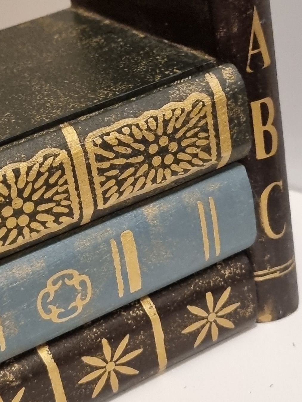 Altro in Decorazioni & Accessori: Buchstützen mit Geheimfächern Bücher-Optik – Usato da Scharnachtal venduto da devin03 9