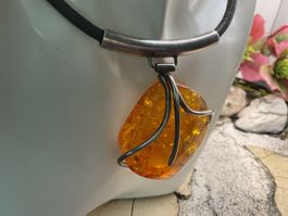 Altes Collier mit riesigem Bernstein, 1950er Jahre