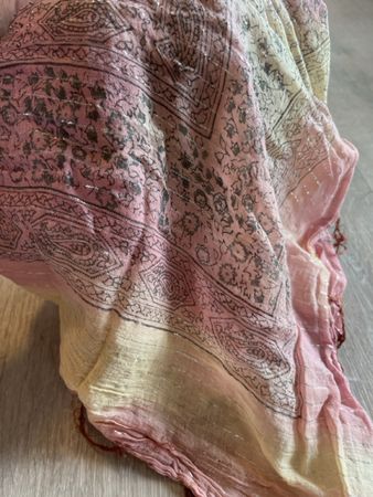 Schönes Halstuch/Schal mit feinen silbernen Fäden