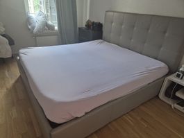 Bett mit Stauraum aus Leder zu verkaufen