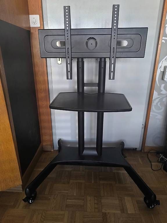 Mobili TV: TV Stand / Fernseher Ständer mit Rollen – Usato da Gams venduto da MissTraveller