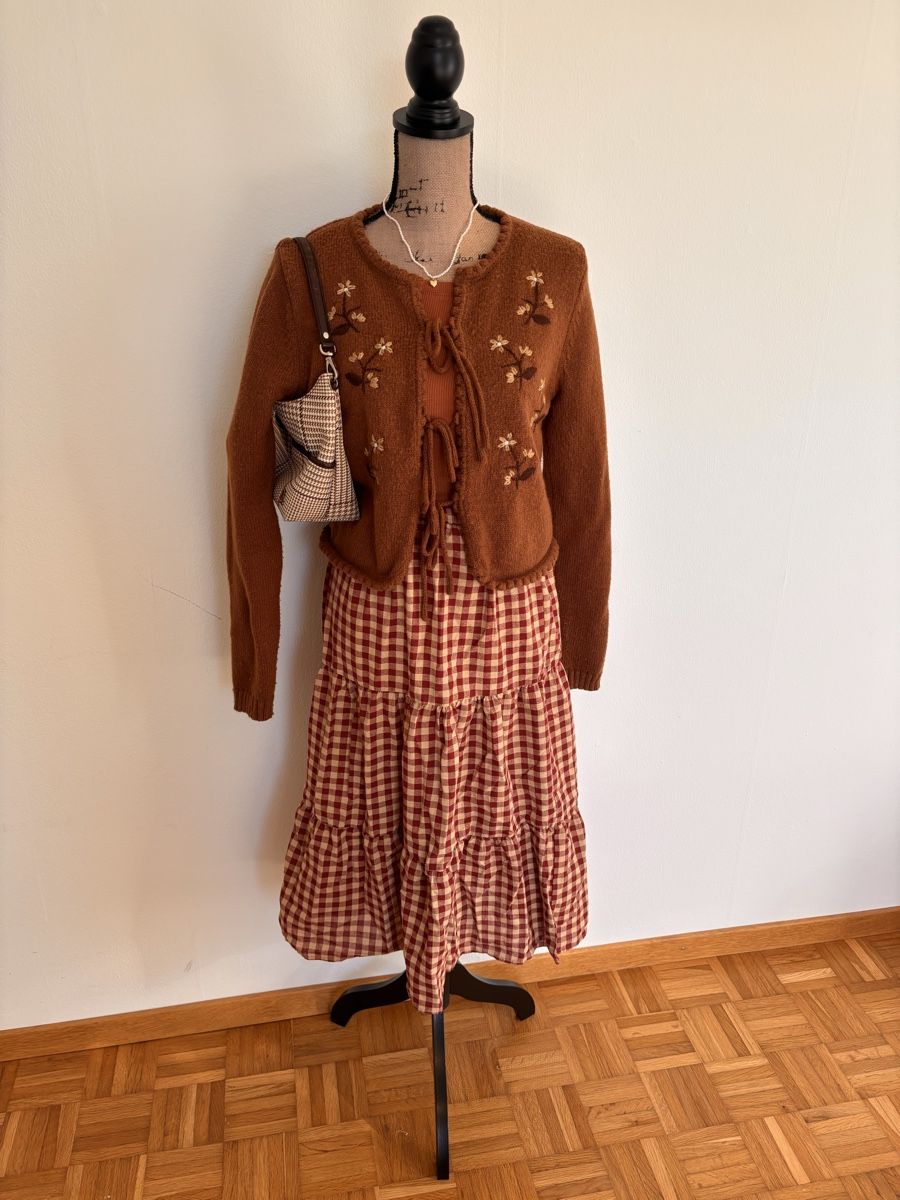 Giacche: Warme Strickjacke mit Blumenmuster, Herbst Outfit Gr. M – Usato da Fraubrunnen venduto da Sxhiina01