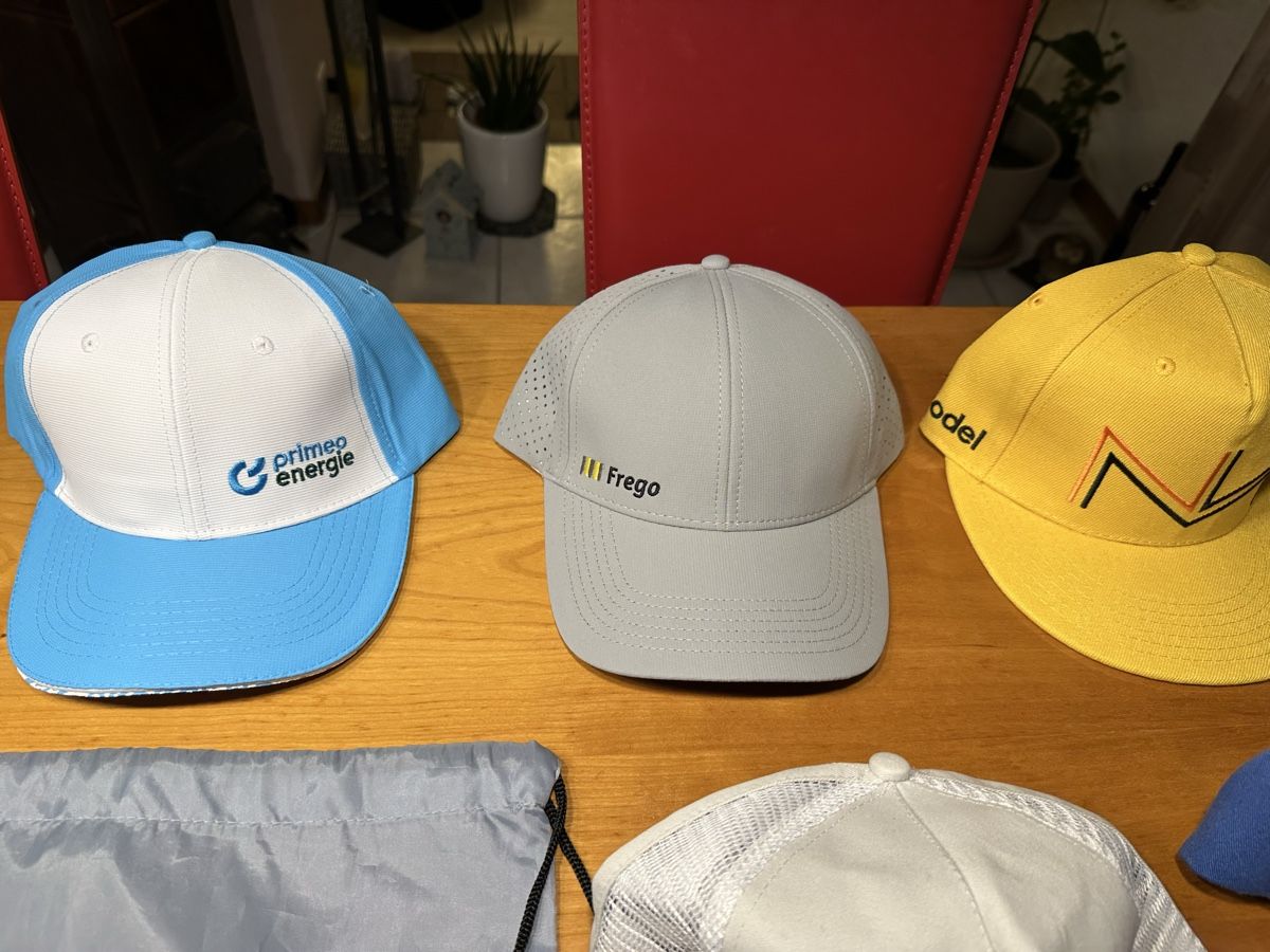 Copricapi, berretti & cappellini: 5 Caps und 3 Bags – Usato da Oberengstringen venduto da Affeier0 4