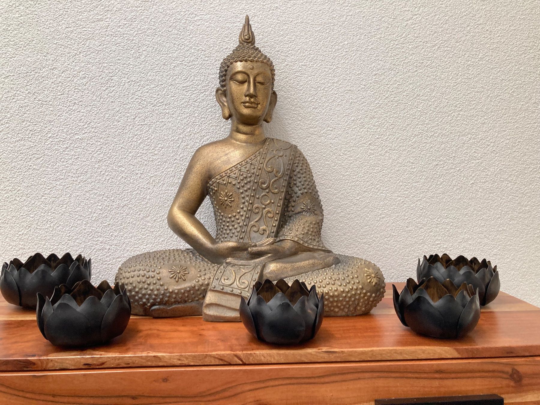Statuette: Schöne Buddha Statue mit Lotusschalen Teelichter – Nuovo (secondo la descrizione) da Mels venduto da T-Sargans 1