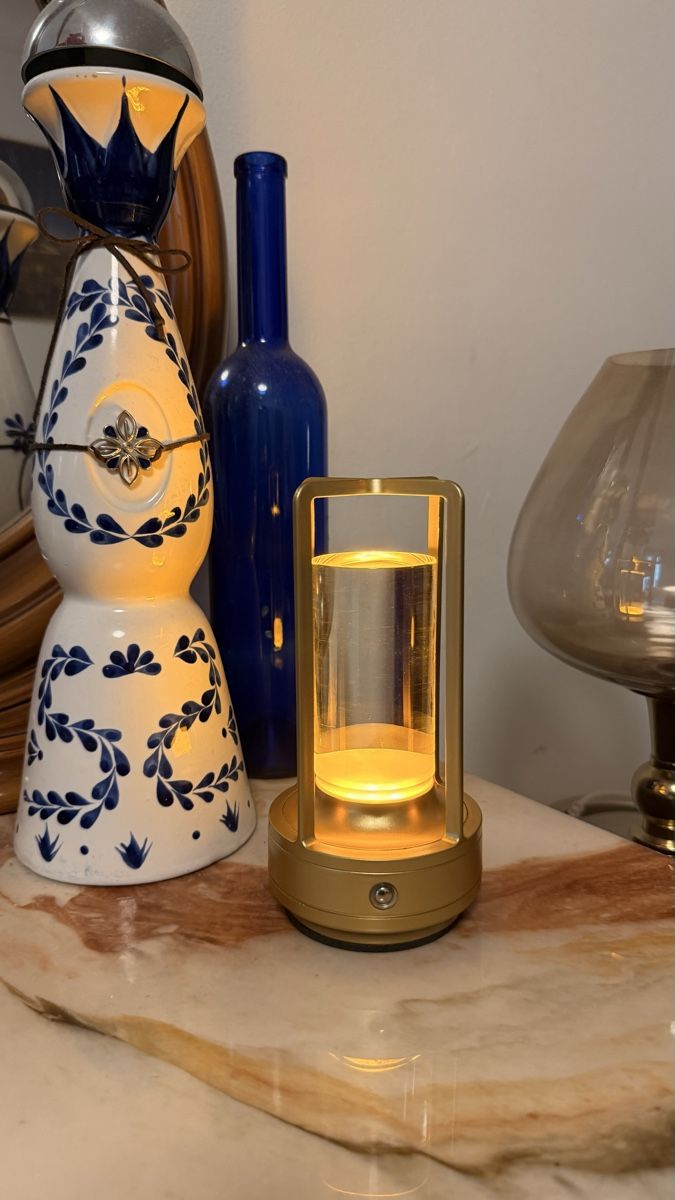 Lampade: Tischleuchte goldfarben mit Acrylglas – Nuovo (secondo la descrizione) da Zürich venduto da Julia_Ch