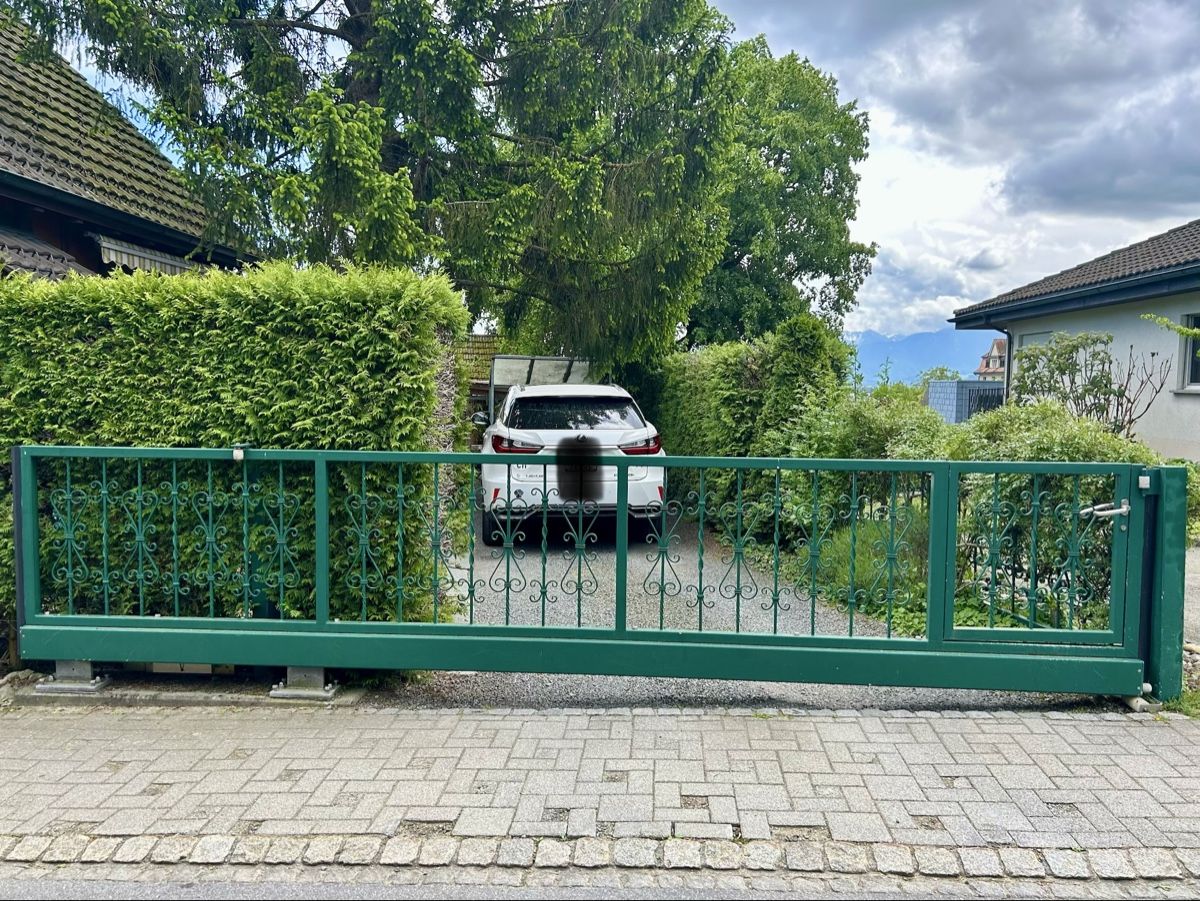 Paravents: Massives Eisen-Schiebetor mit integriertem Gartentor – Défectueux à Lüchingen par Imana