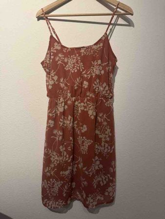 Sommerkleid mit Blumenmuster rostrot