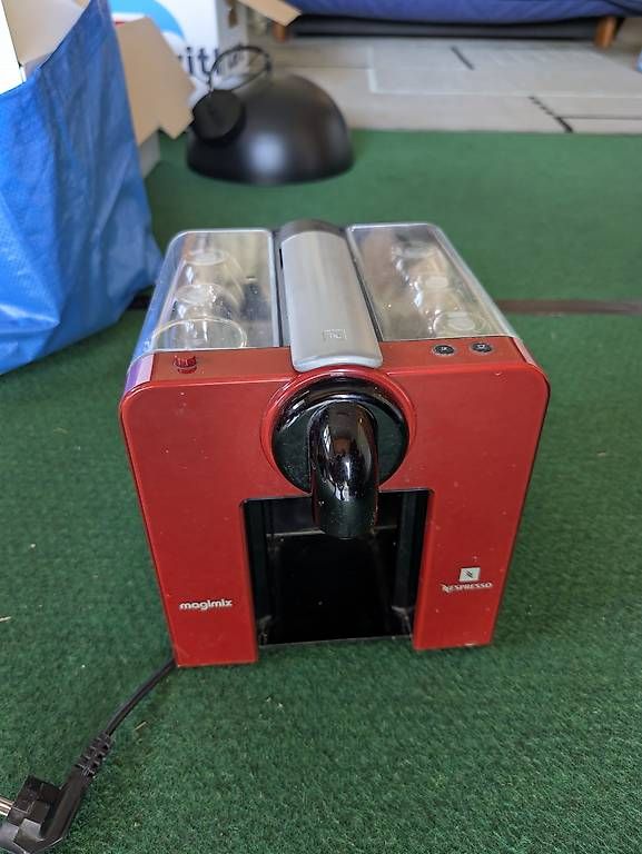 Kaffeemaschinen & Espressomaschinen: Machine à café Nespresso Magimix Le Cube (Rouge – Gebraucht aus St-Prex von mel_98qf