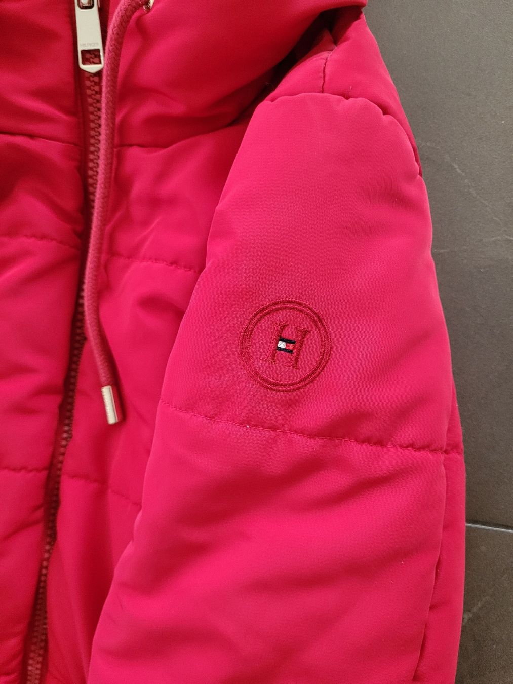 Tommy Hilfiger Mäntel: Rote Winterjacke Tommy Hilfiger, Grösse S – Neu (gemäss Beschreibung) aus Oensingen von Szofi82 6