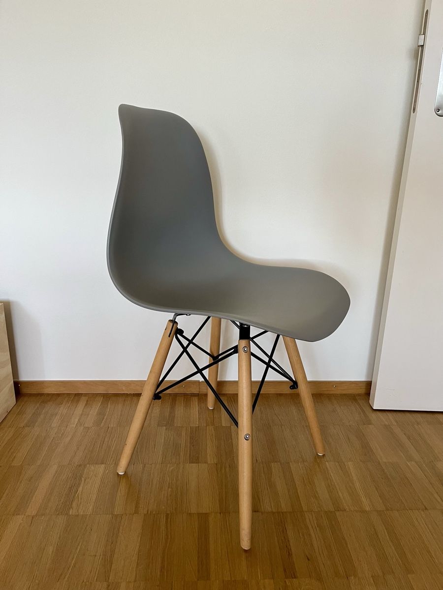 Chaises: 4 Designstühle im Eames-/DSW-Stil – D'occasion à Basel par oosummerrainoo