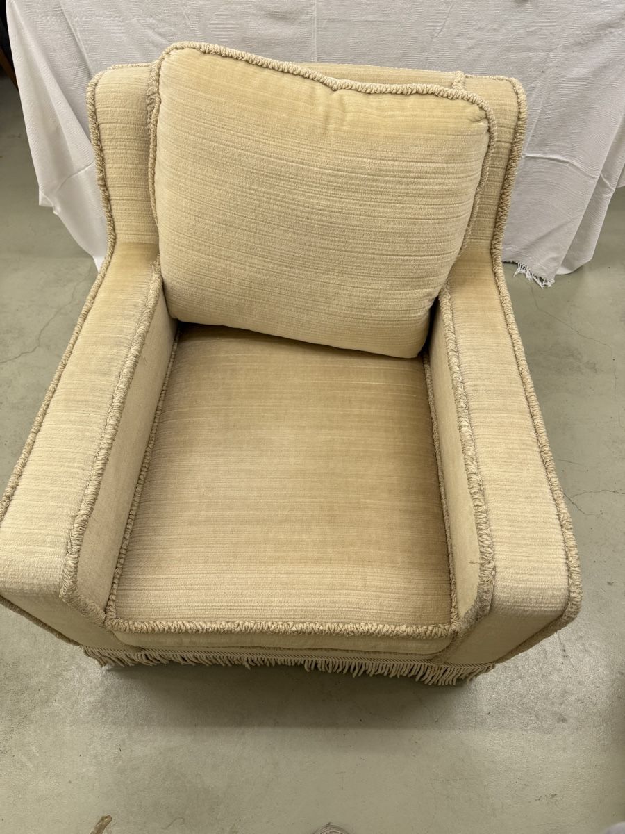 Poltrone: Sessel beige mit Fransen guter Zustand mit Rollen – Usato da Schlieren venduto da nan_7src