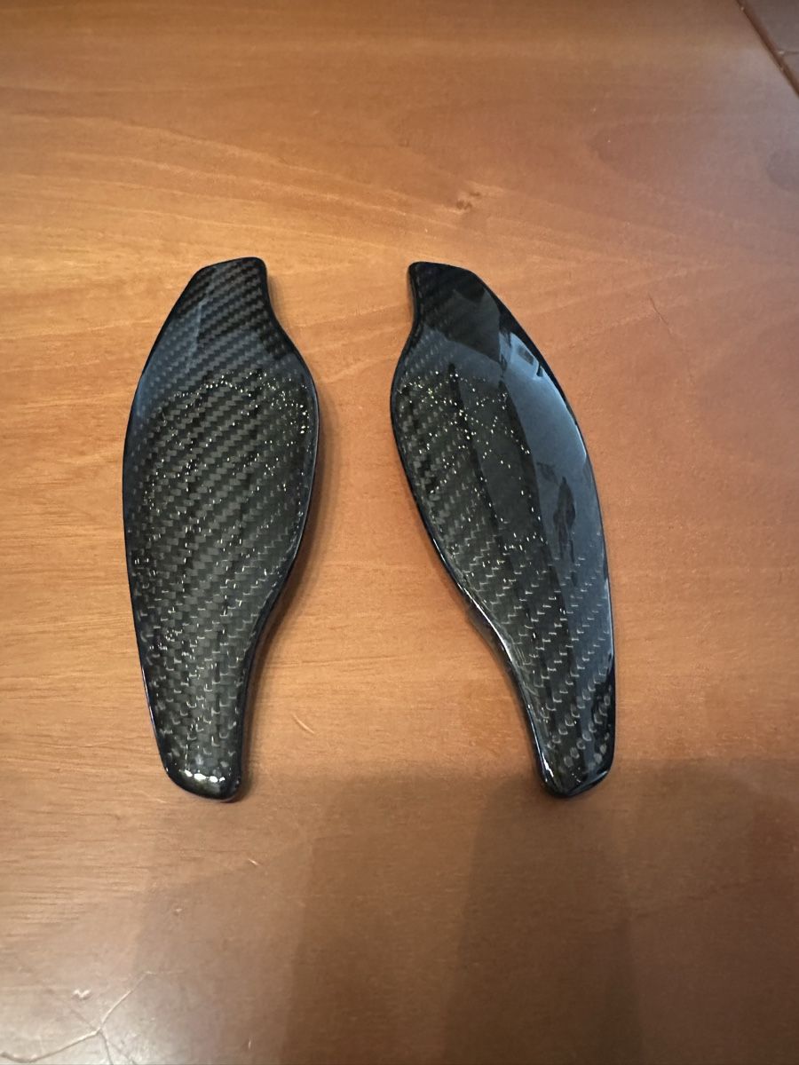 Audi Tutti pezzi di ricambio auto: Extensions de palettes en carbone Audi  – Nuovo e nell'imballaggio originale da Penthalaz venduto da Yann3688