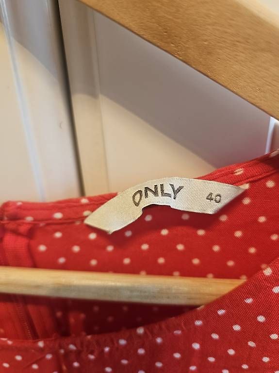 Only Kleider: Rotes Sommerkleid gepunktet – Gebraucht aus Zürich von leonard014 2