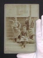 Fotografie Besenmacher mit Schürze und 
