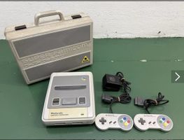 Nintendo Super Famicom mit 2 Controllern, Koffer