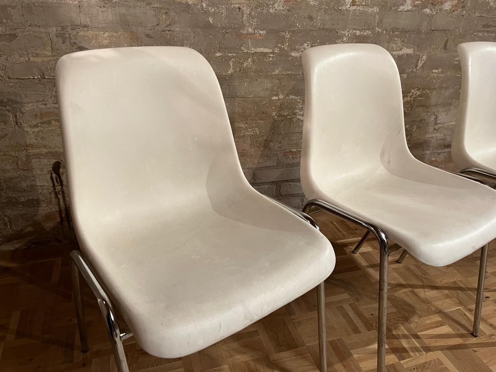 Stühle: 3 Vintage Space Age Stapelstühle – Gebraucht aus Bühler von AU26 5