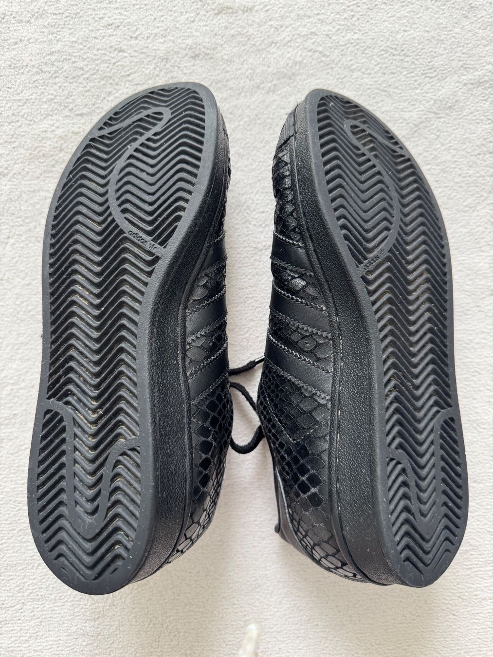Adidas Damenschuhe: Adidas Schlangenmuster, Schwarz – Gebraucht aus Urdorf von roses202 2