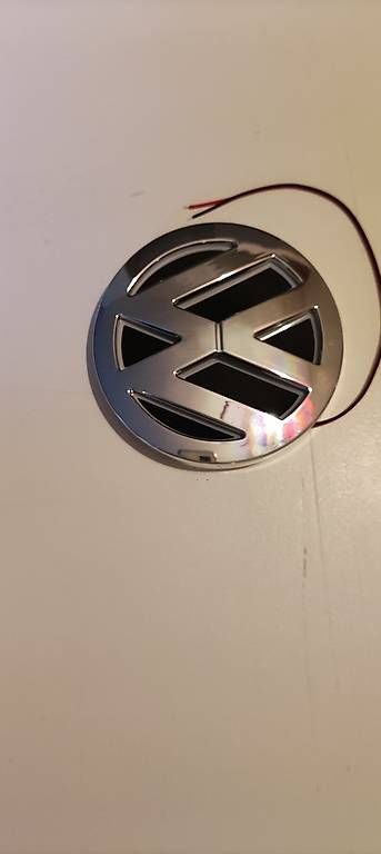 Tutti pezzi di ricambio auto: VW Emblem LED Rot 11cm – Usato da BASEL venduto da E-Bro.Electro 3