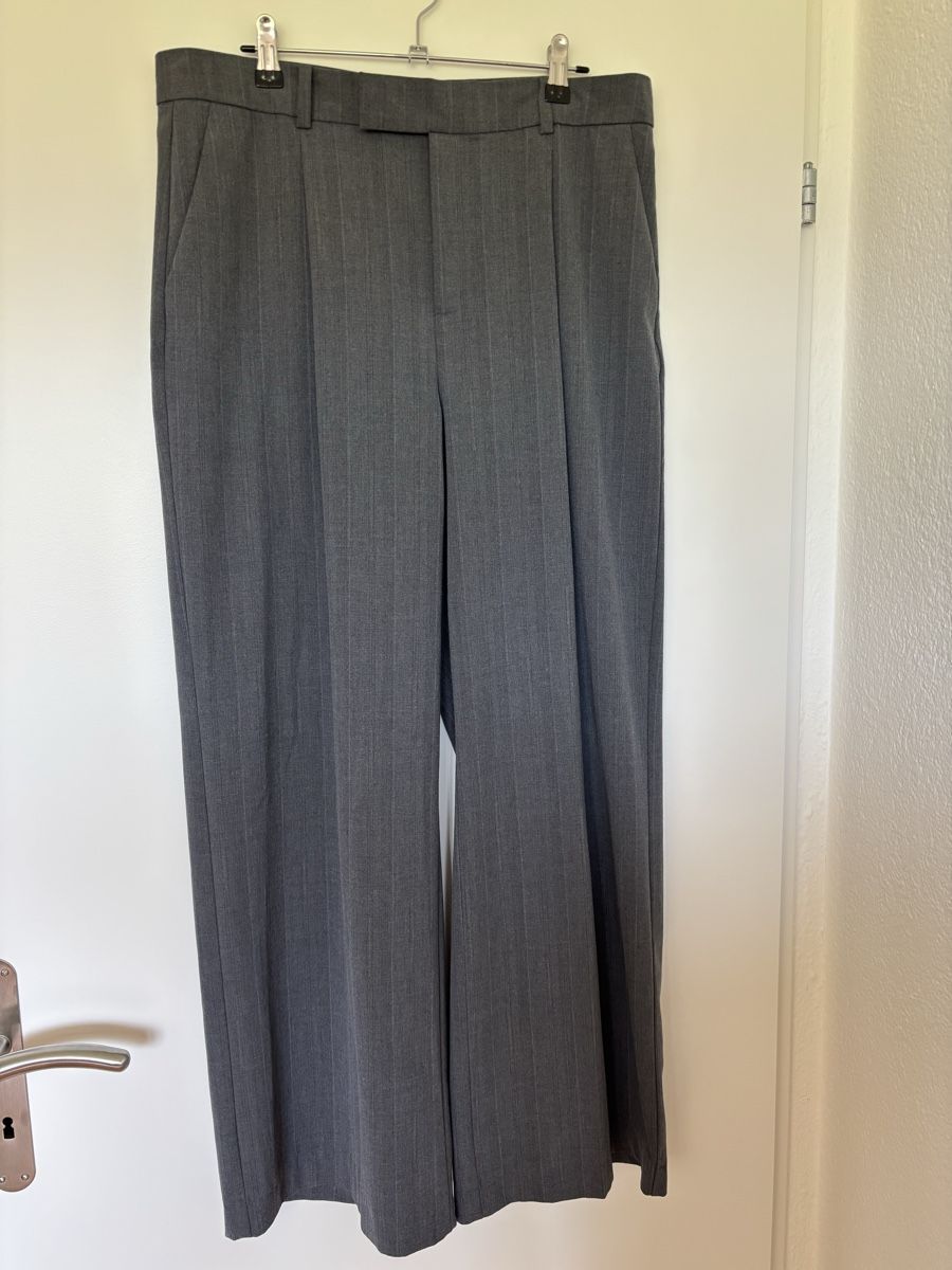 Mango Pantaloni: Mango Stoffhose grau gestreift weit geschnitten  – Usato da Jona venduto da ardnas04