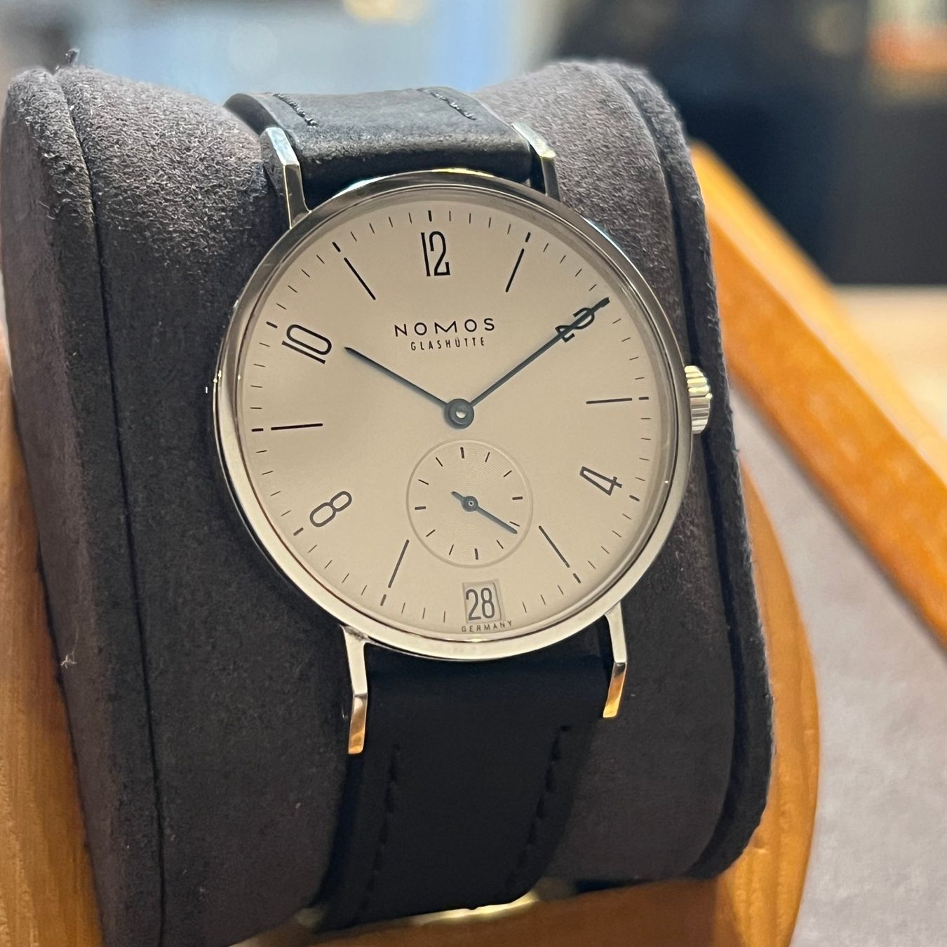 Nomos Orologi: Nomos Tangente Datum Mechanical Silver Dial – Usato da Carouge GE venduto da Watchaser 1