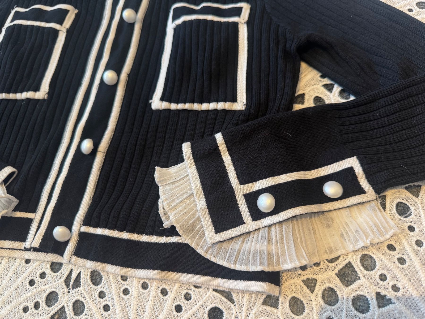 Jacken: Schwarze Strickjacke mit weissen Details Gr S – Gebraucht aus Frenkendorf von Style365 8