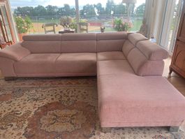 Elegantes Ecksofa mit elektrischer Ausziehfunktion – sehr gu