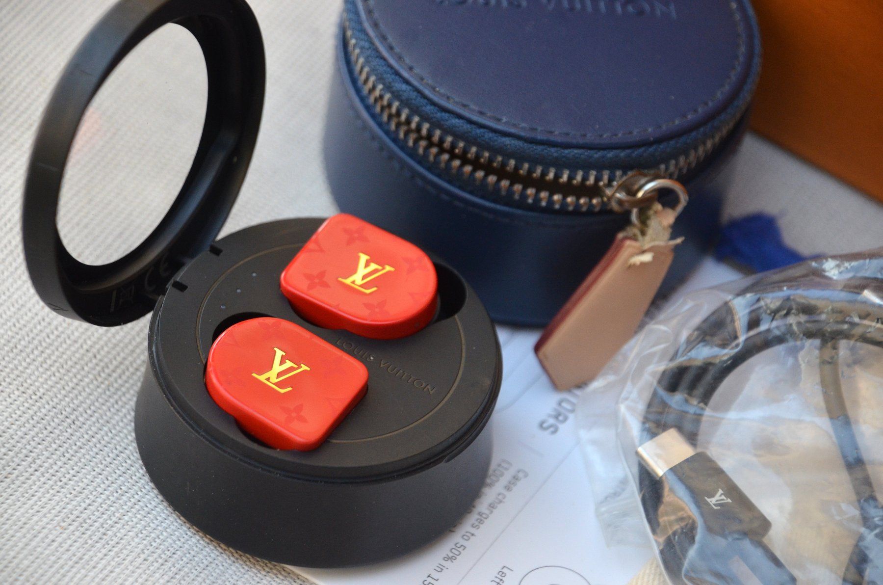 Kopfhörer: Louis Vuitton Kopfhörer / écouteurs – Gebraucht aus Collonges von Auganien 3