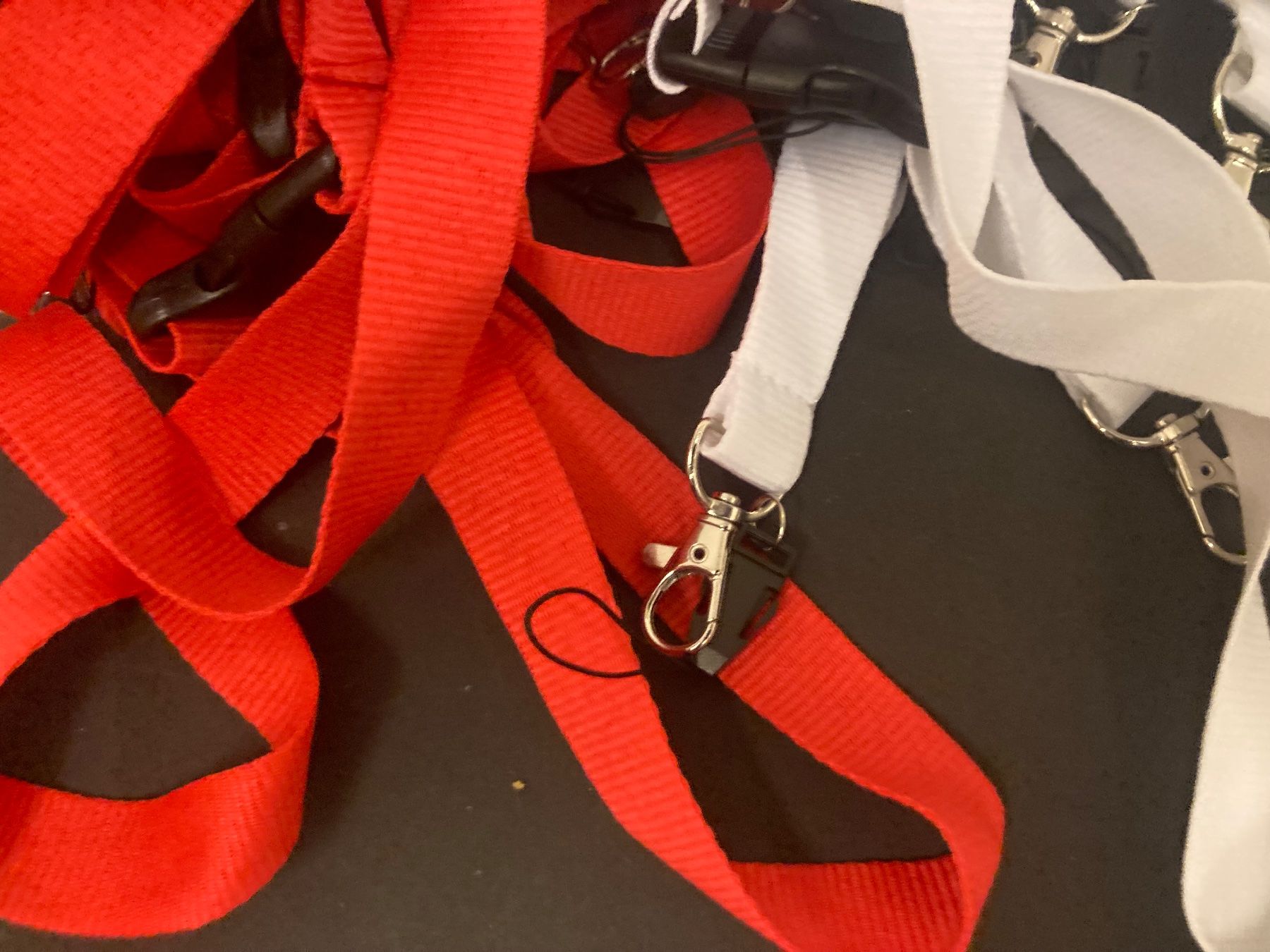 Dekobänder: Restposten Lanyards, gemischte Farben, ca. 200 Stück – Neu (gemäss Beschreibung) aus Neuenhof von jorogo 2