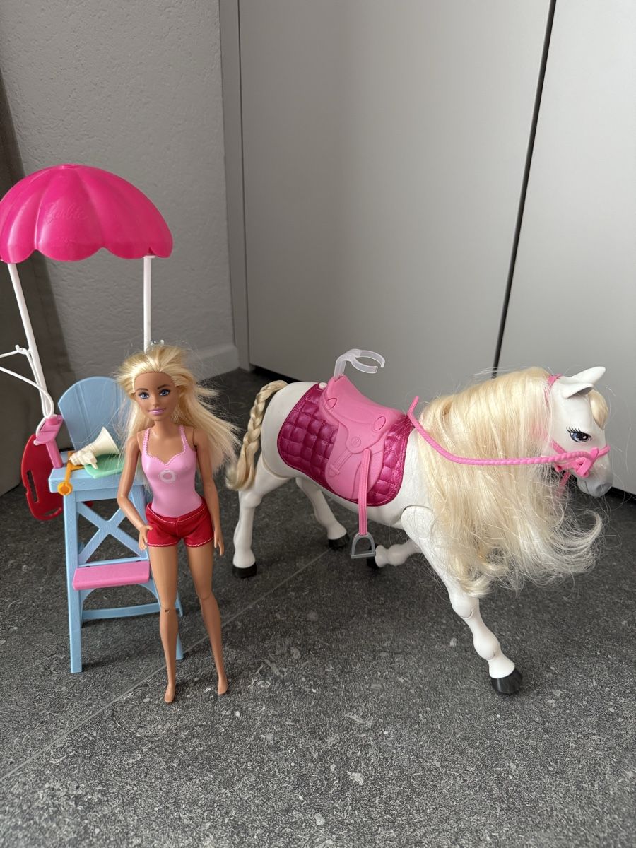 Bambole: Barbie Pferd und Rettungsschwimmerin – Usato da Richterswil venduto da Schoetto