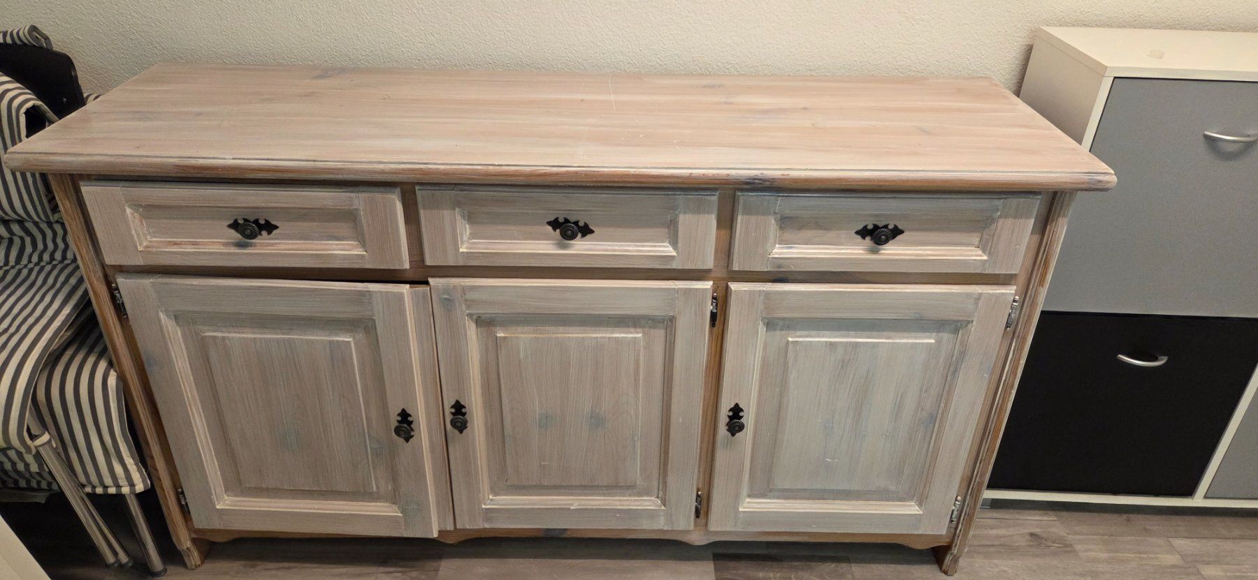 Cassettiere: Sideboard 3 Schubladen 3 Türchen Shabby Chic – Usato da Wetzikon ZH venduto da morda1954