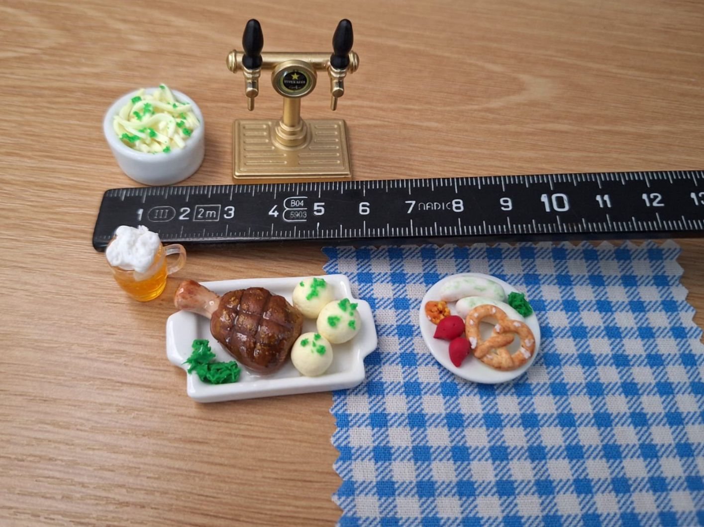 Case e mobili per bambole: Handmade Oktoberfest Essen Set, Schweinshaxe, Bier – Nuovo (secondo la descrizione) da Zürich venduto da HandmadeTinyFood 2