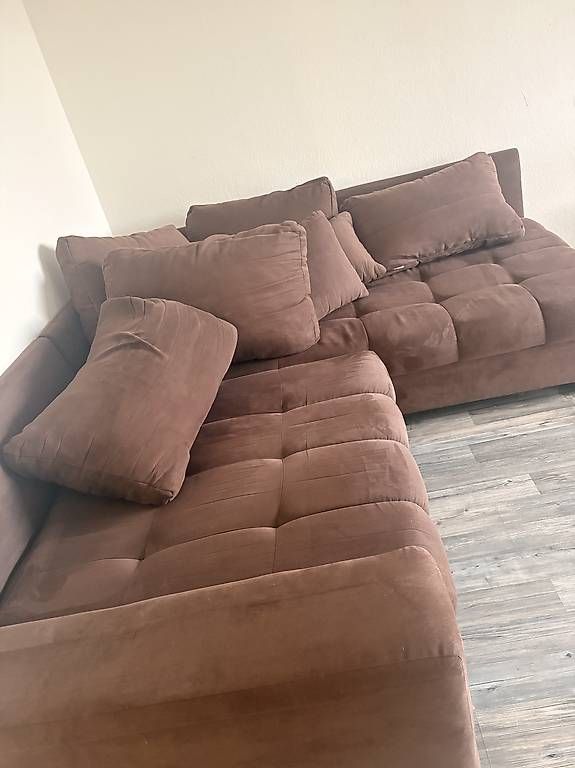 Sofas: Sofa mit Kissen und Hocker  – Gebraucht aus Schaffhausen von ann_q9gv 3