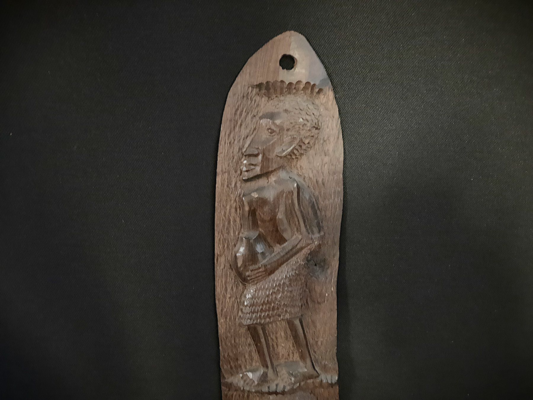 Skulpturen & Statuen: Afrikanisches Relief auf Ebenholz Schild – Gebraucht aus Beinwil am See von Restwert_Beinwil 1