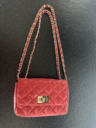 Rote Handtasche in Lederoptik mit goldener Kette, neu!