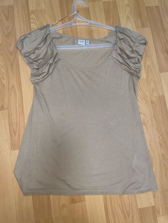 Elegante maglietta Esprit beige con maniche arricciate