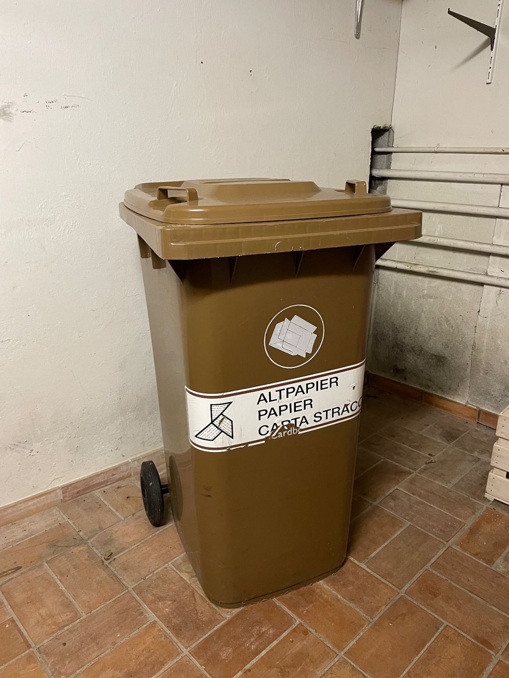 Sonstiges für Büro & Gewerbe: Roll-Abfallbehälter Altpapier braun, 240L – Gebraucht aus Luzern von Grany_