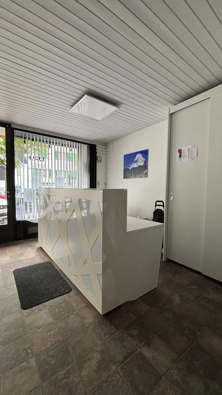 Allestimento di negozi e stand fieristici: Réception bureau moderne design géométrique crème – Usato da Rebeuvelier venduto da facenordsa 3