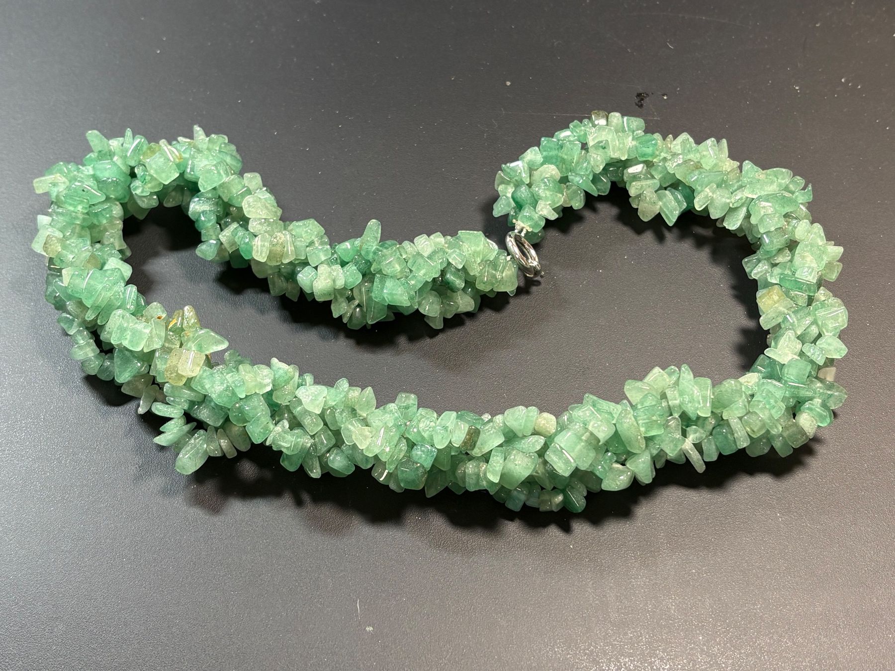 Catenine: Wunderbare Jade Nefrit Splitterkette 58 cm Lang – Usato da St. Peterzell venduto da verena40